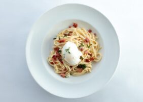 huevos escalfados con espaguetis
