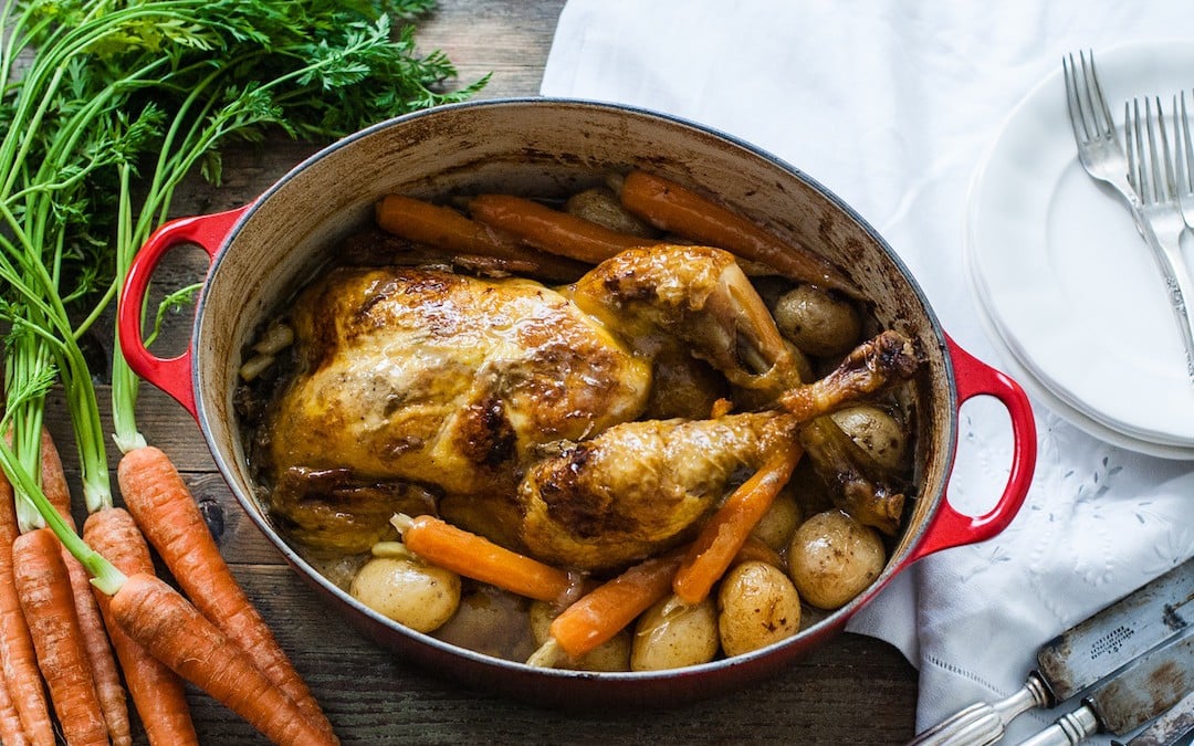 pollo asado con verduras en cocotte
